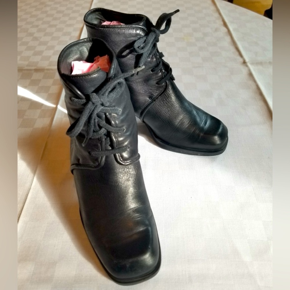 Black boots to kick it in! Leather, lace-up short boots by Enzo Angiolini. Cool!